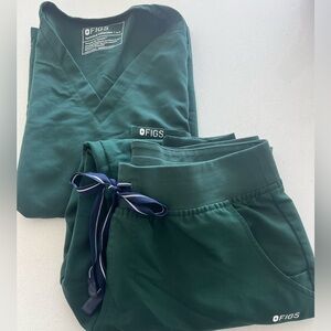 Figs Limited Edition Racing Green Catarina top and Zamora joggers